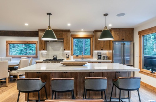 Sunnyside House | Eclipse Luxury at Tahoe Park by Tahoe Getaways - Hot Tub w/Fenced Yard & Steps to Private Beach