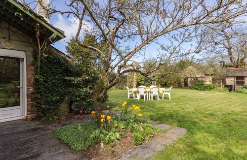 Joue-sur-Erdre Cottage | Eco-friendly Cottage Near Vioreau Forest: 3BR, Enclosed Garden, Cozy Fireplace