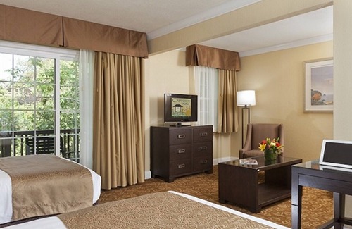 Barron Park House | Eco-Friendly Unit with Outdoor Heated Pool, Free Breakfast & Parking