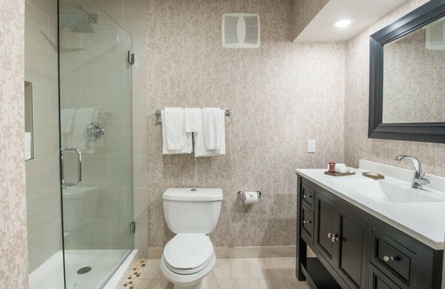 Barron Park House | Eco-Friendly Unit with Outdoor Heated Pool, Free Breakfast & Parking