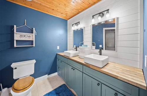 Youngstown House | Econfina Squatch Hideout!Creekside 7 Bedrooms, Kayak,Fish,Canoe10 min to Springs