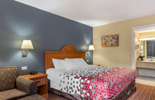 Erlanger Cabin | Econo Lodge Erlanger - Cincinnati Airport