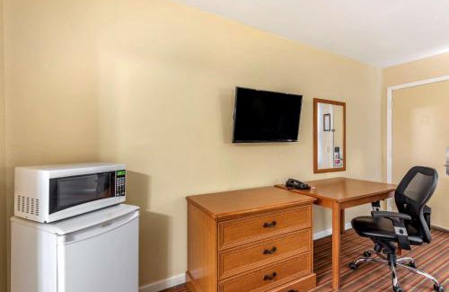 Erlanger Cabin | Econo Lodge Erlanger - Cincinnati Airport