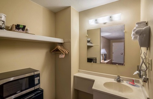 Holbrook Hotel | Econo Lodge I-40 exit 286 Holbrook