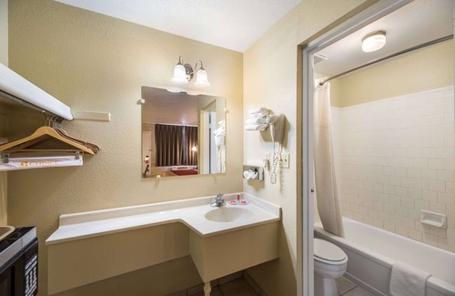 Holbrook Hotel | Econo Lodge I-40 exit 286 Holbrook