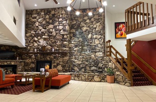 Stevens Point Hotel | Econo Lodge Inn & Suites Stevens Point