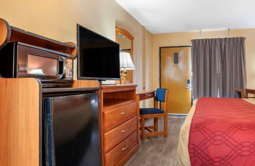 Evergreen Hotel | Econo Lodge Inn & Suites