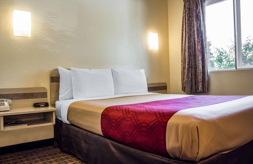 Meadville Hotel | Econo Lodge Meadville