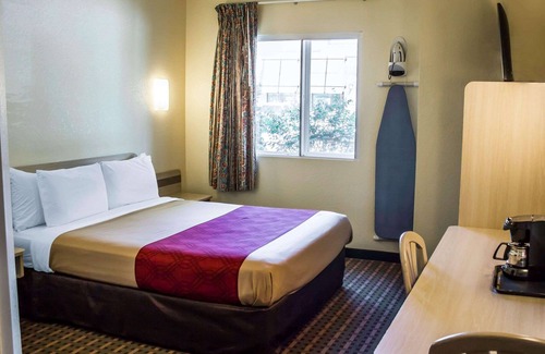 Meadville Hotel | Econo Lodge Meadville