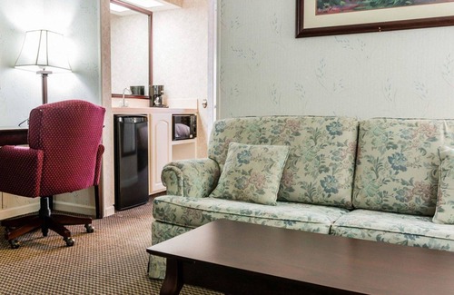Grand Rapids Hotel | Econo Lodge & Suites Grand Rapids Airport