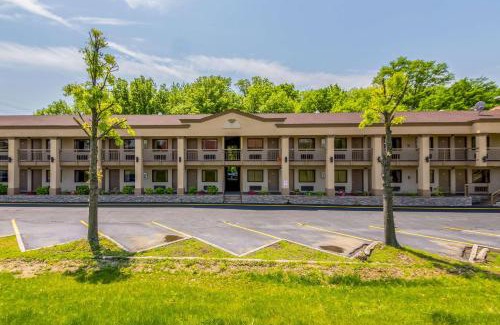 Mount Laurel Cabin | Econo Lodge