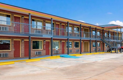 Russellville House | EconoLodge - Perfect Place To Rest on Your Long Way and Day.
