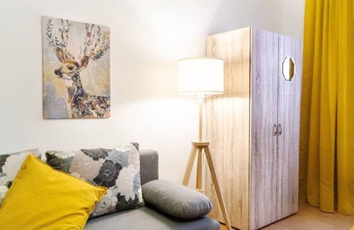 Rudolfsheim-Funfhaus Apartment | Economy Apt. Well Connected to the Whole City