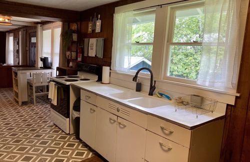 Hendersonville Cottage | Ecusta Trail House- Dog Friendly- 1.5 miles from down town!
