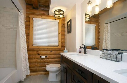 Wolf Creek Cabin | Eden Log Cabin/Near Lake & Ski Resorts