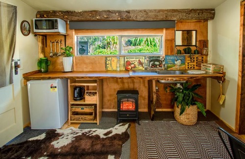 Upper Moutere House | Eden's Rustic Retreat - Upper Moutere Holiday Cabin