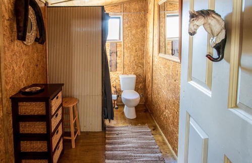 Upper Moutere House | Eden's Rustic Retreat - Upper Moutere Holiday Cabin