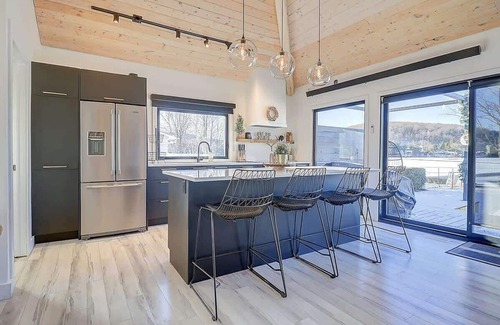 Stanstead Township Ski Chalet | Edge of Lake Lovering - Spa - Chic Shack