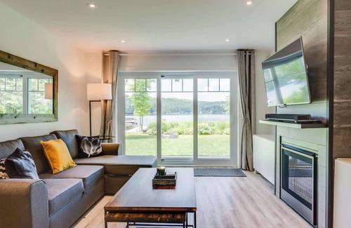 Stanstead Township Ski Chalet | Edge of Lake Lovering - Spa - Solstice