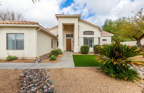 Palm Valley House | Edgemont Escape- 3 King Beds, FREE heated pool-seasonal, all the amenities