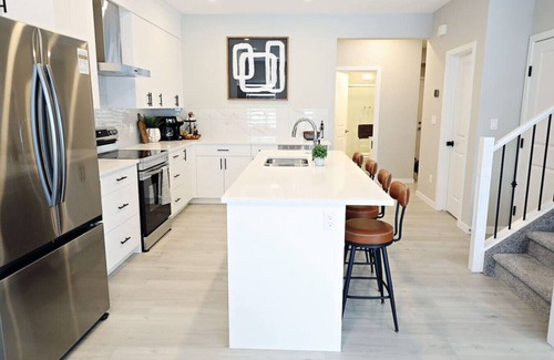 West Edmonton House | Edgemont Retreat|A/C|River Cree|WEM|Disney+