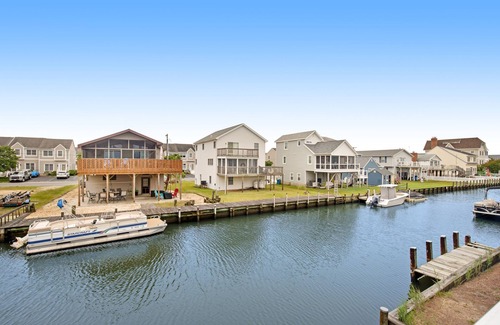 Edgewater Acres House | Edgewater Acres waterfront home with dock, bay access, & outdoor dining