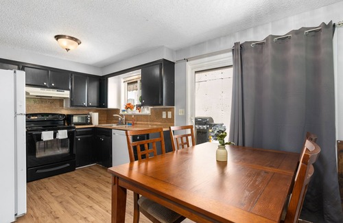 Edgewood Apartment | Edgewood Jungle Vibs Own unit A