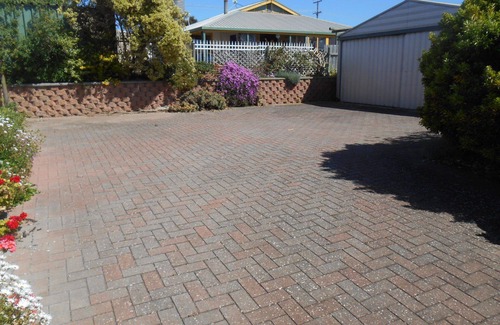 Para Wurlie House | Edith's Magnificent Views Dog friendly Off Peak Special!