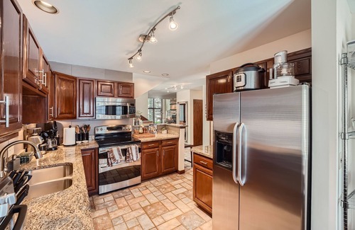 Edwards House | Edwards Townhome - Access to Tennis Courts, Pickle Ball, Pool, Gym, and HOA Hiking Trail
