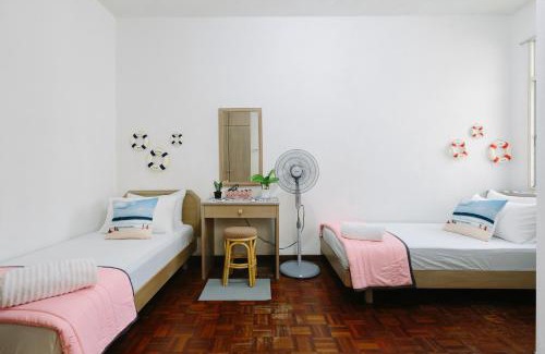 Batu Ferringhi Apartment | EE's Seaside House - Homestay 3 min walk to beach
