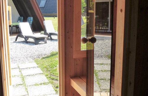 Feriendorf Eichwald House | Eichhörnchen-in der Natur Zuhause-fass-sauna im Garten