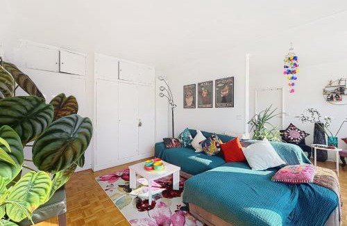 Grenelle Apartment | Eiffel Tower view from charming T2