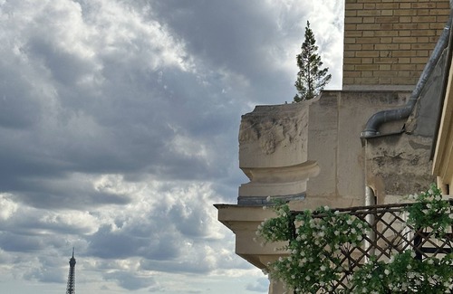 17th Arrondissement Apartment | Eiffel Tower View in the Arc de Triomphe area : a true Parisian experience