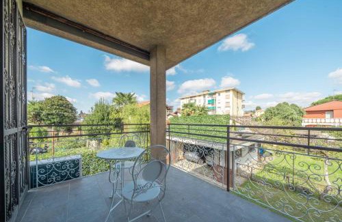 Somma Lombardo Apartment | Einstein - Modern Apartment with Balcony