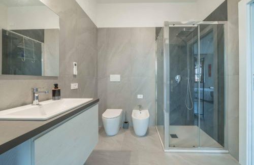 Somma Lombardo Apartment | Einstein - Modern Apartment with Balcony