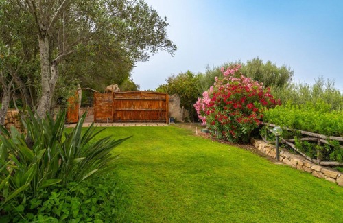 Tiriddo Apartment | EJA: Relaxing Oasis with Garden Just Steps