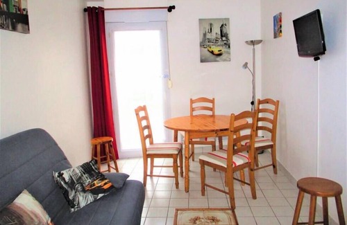 Ver-sur-Mer Apartment | Eléonore, duplex, shared courtyard near sea (3)