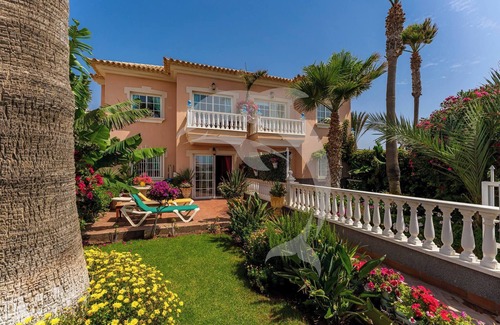 Arenas del Mar Apartment | El Médano Apartment with Pool and Garden Views