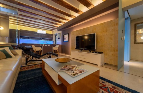 Zaragoza Old Town Apartment | El Palacio de Argensola by Alogest