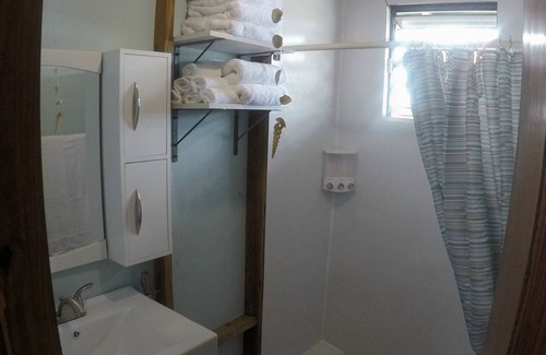 Puerto Real Boat Rental | El Pelícano Tropical-Rustic Houseboat