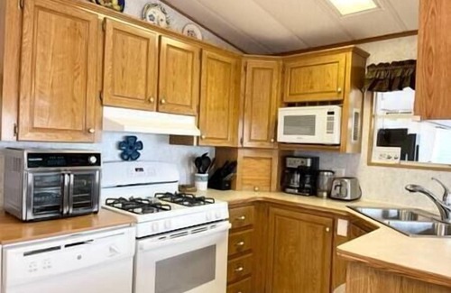 Sherkston House | ELCO BEACHFRONT Piece of Heaven - Beautiful Premium Cottage