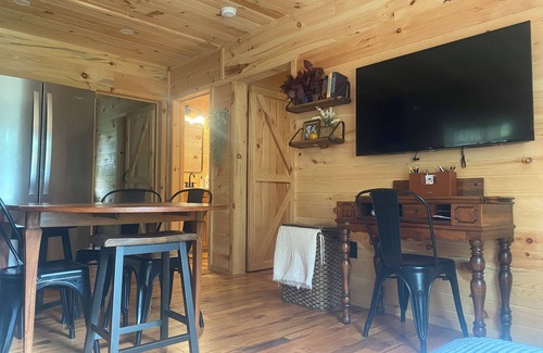 Amery Cabin | Eleanor - 2 bdr Cabin unit on River w/SUPS, Kayaks, & paddle boat. Pet friendly!