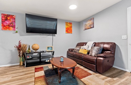 Anchorage House | Elegance &Ease Luxury Home 3-bedroom house in Anchorage with WiFi access