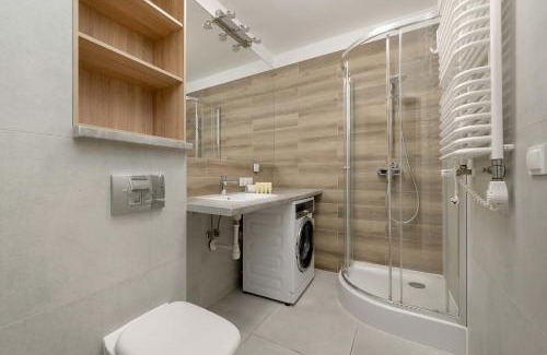 Krzyki Apartment | Elegancki Apartament z Parkingiem i Umeblowanym Balkonem we Wrocławiu by Noclegi Renters