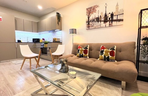 Stevenage Apartment | Elegant 1 Bedroom Serviced Apartment located in the Heart of Stevenage Old Town