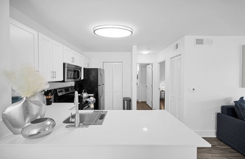 Deerfield Beach Apartment | Elegant 1BR Retreat with Pool | Gym | Tennis Court