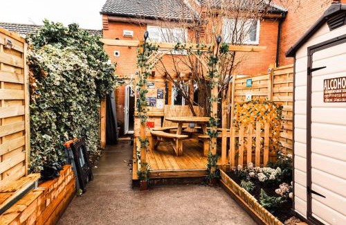 Liverpool House | Elegant 2 bed with hot tub and a host of amenities