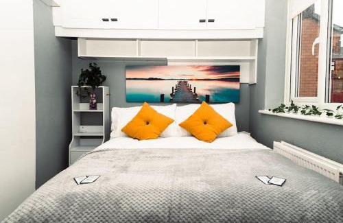 Liverpool House | Elegant 2 bed with hot tub and a host of amenities