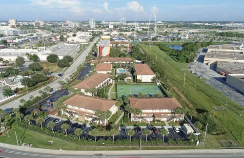 Florida Center Villa | Elegant 2-bedroom villa in Orlando with pool, 8 minutes from Universal Studios.