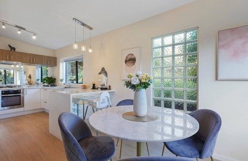 Northcross House | Elegant 2BR Family Home | Aircon & 5min to Beach